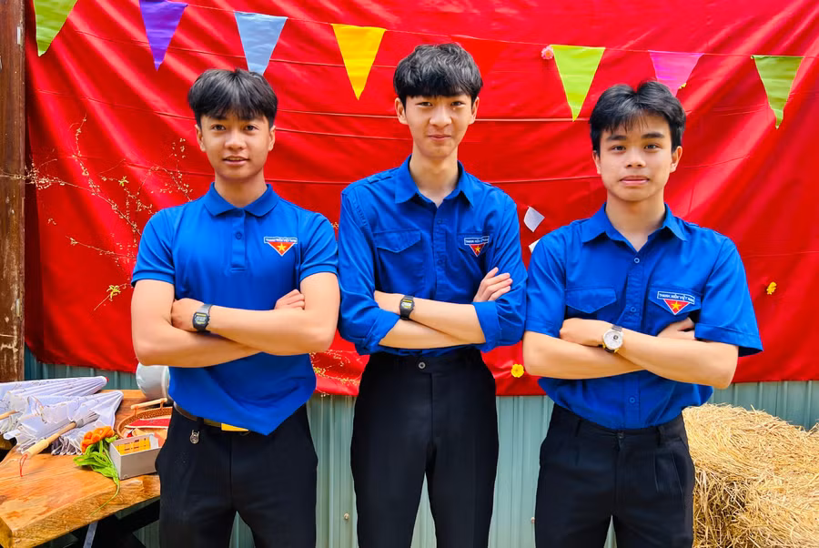 cac-dang-vien-tre-theo-thu-tu-tu-trai-sang-phai-le-trung-son-giang-le-minh-mai-cao-trung-hieu-the-hien-su-quyet-tam-truoc-khi-len-duong-nhap-ngu-anh-mn.jpg