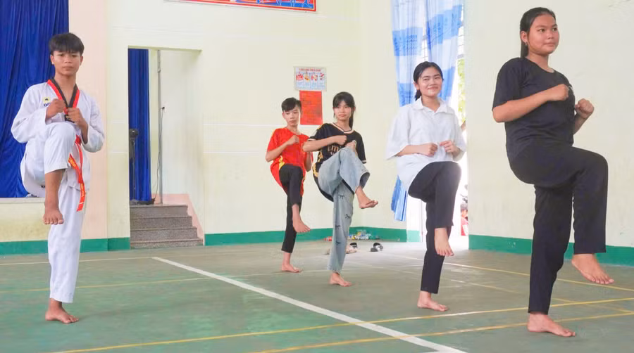 em-rcom-y-quang-dang-huong-dan-cac-ban-tap-nhung-dong-tac-co-ban-cua-vo-thuat-taekwondo-anh-dong-lai.jpg