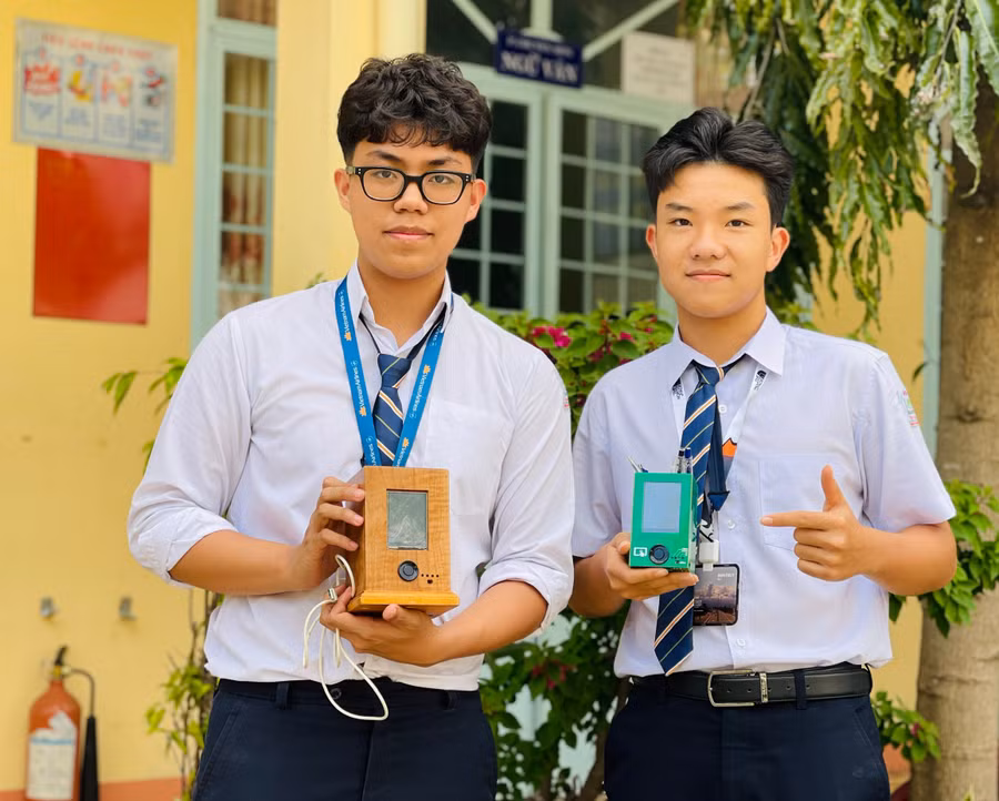 truong-quoc-cuong-ben-trai-anh-va-nguyen-thanh-nhan-lop-10a4-truong-thpt-phan-boi-chau-co-chung-niem-dam-me-nghien-cuua-td.jpg