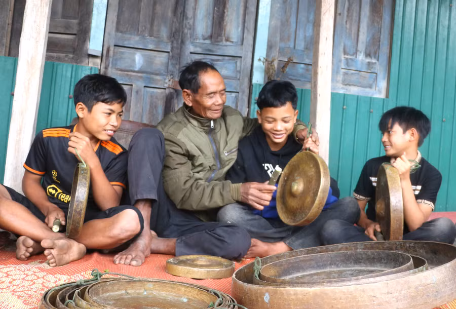 gia-lang-dinh-duk-lang-to-nung-1-xa-ya-ma-an-can-huong-dan-cac-em-nho-trong-lang-cac-dien-tau-cong-chieng-anh-ngoc-minh.jpg