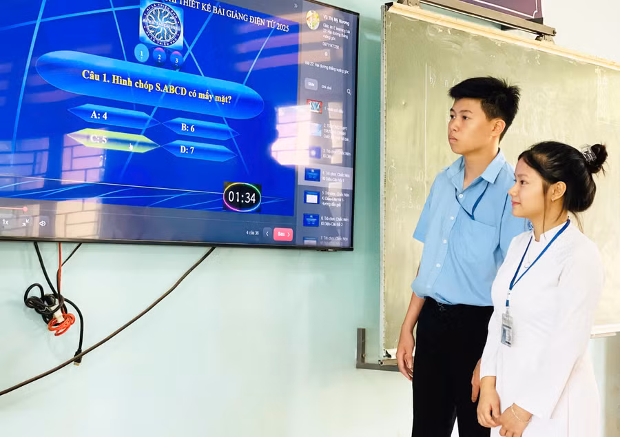 hoc-sinh-hao-hung-tham-gia-tro-choi-trong-mot-bai-giang-dien-tu-anh-mk.jpg