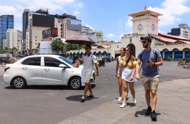 Du khách quốc tế trên đường phố TP.HCM