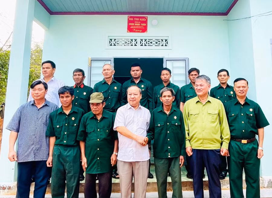pho-bi-thu-thuong-truc-tinh-uy-chau-ngoc-tuan-hang-dau-thu-4-tu-trai-qua-tang-nha-tinh-nghia-cho-thuong-binh-ro-lan-deu-lang-po-xa-ia-kly-huyen-chu-prong.jpg
