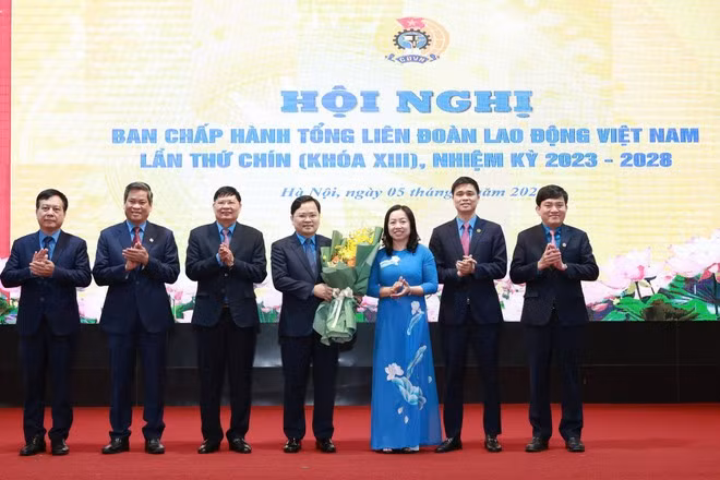 Ban Chấp hành Tổng Liên đoàn Lao động Việt Nam chúc mừng ông Nguyễn Anh Tuấn đã được bầu giữ chức Chủ tịch Tổng Liên đoàn Lao động Việt Nam nhiệm kỳ 2023-2028. Ảnh: Tổng Liên đoàn Lao động Việt Nam