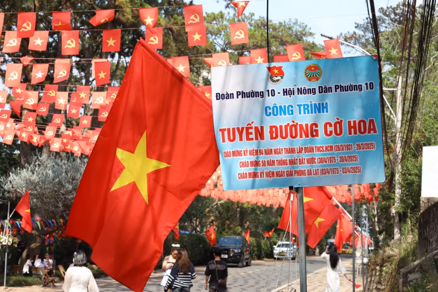 Đường Yên Thế được xem là tuyến đường cờ hoa đẹp nhất Đà Lạt do đoàn thanh niên và Hội Nông dân phường 10 thực hiện chào mừng các lễ lớn thành phố nói riêng và đất nước nói chung.