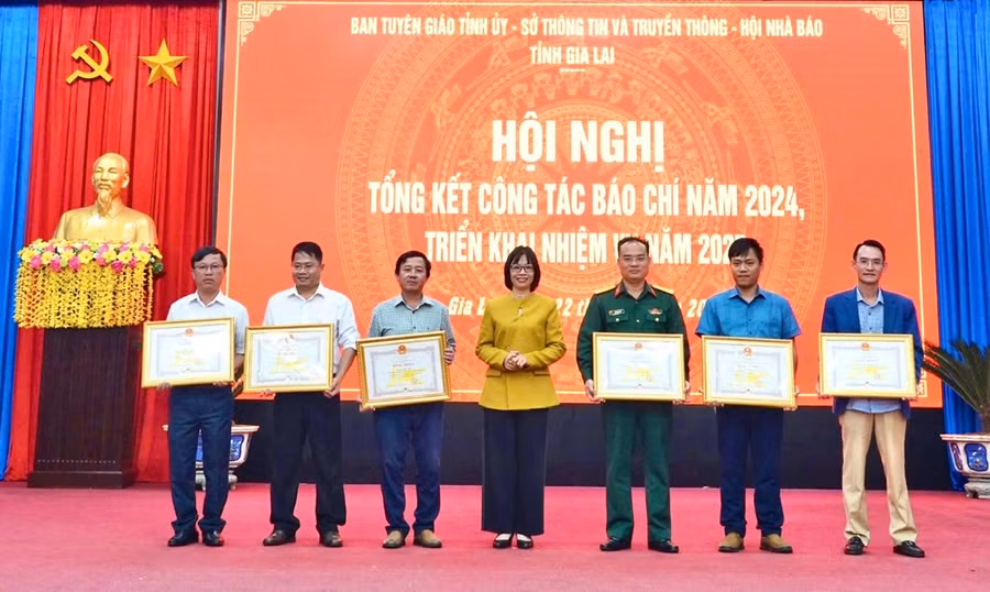 cac-ca-nhan-duoc-tang-bang-khen-cua-chu-tich-ubnd-tinh.jpg