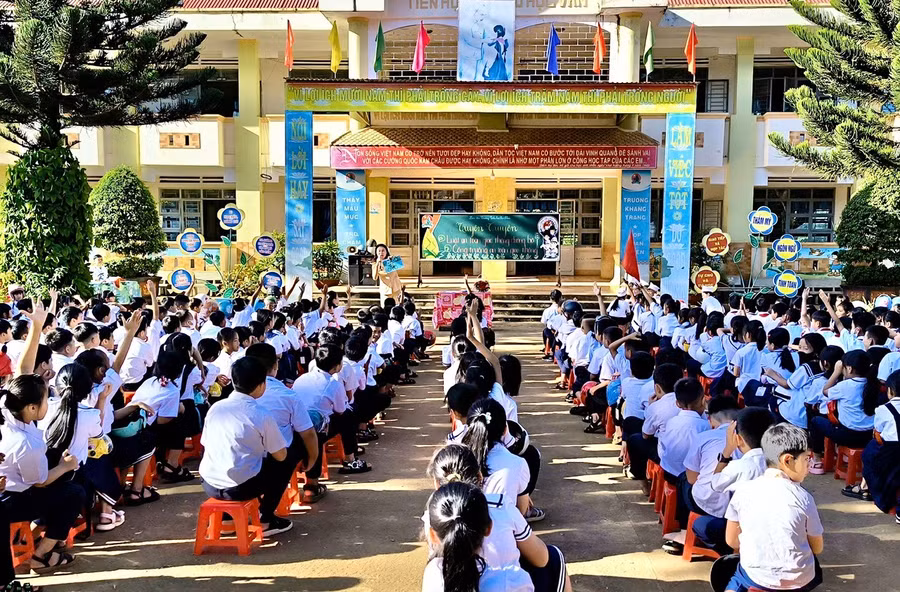 doi-canh-sat-giao-thong-trat-tu-cong-an-huyen-chu-pah-to-chuc-tuyen-truyen-cac-quy-dinh-ve-an-toan-giao-thong-cho-hoc-sinh-o-cac-truong-hoc-tren-dia-ban-huyen.jpg