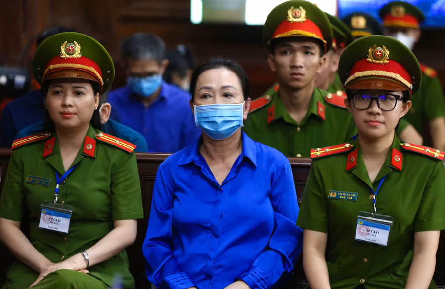 Ngoài ra, bị cáo Lan cũng đồng ý sử dụng các nguồn tài sản đã được làm rõ tại tòa, dù có liên quan đến gia đình mình.