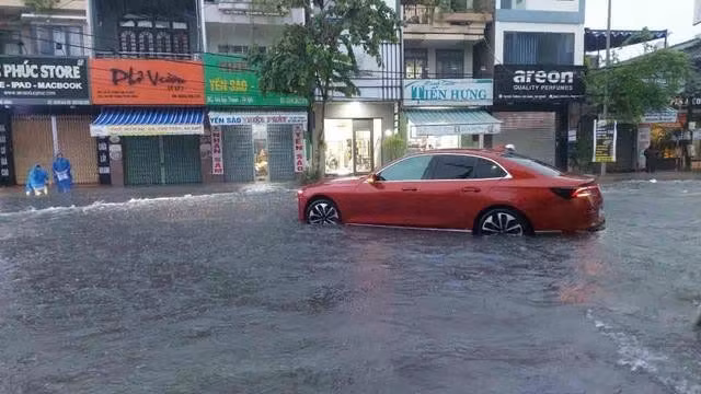 Mưa lớn khiến đường phố Đà Nẵng ngập sâu