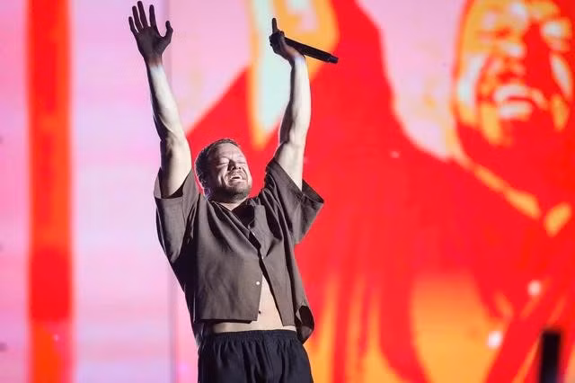 Imagine Dragons xoa dịu cơn khát của fan Việt bằng giai điệu nhẹ nhàng, phiêu lãng của Fire in These Hills