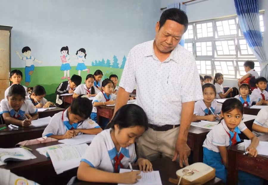 em-tran-thi-cat-tuong-hoc-sinh-lop-5a-duoc-thay-truong-van-ha-kem-cap-huong-dan-giup-em-phat-huy-nang-khieu-ban-than-anh-vu-chi-4942.jpg