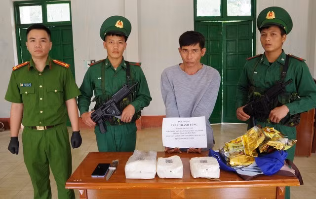 Trần Thanh Tùng vận chuyển gần 3 kg ma túy về Việt Nam bị các lực lượng bộ đội biên phòng, công an bắt giữ