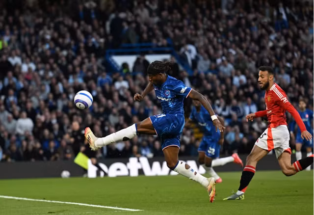 Noni Madueke trong một pha bóng vây hãm cầu môn Man United