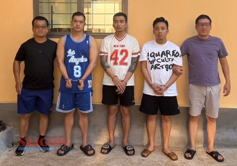 Các đối tượng (đứng giữa) Duy, Lộc, Tuấn Anh từ trái qua phải