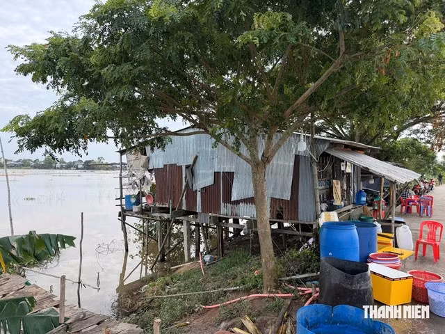 Mực nước còn cách sàn nhà bà Điểm khá xa