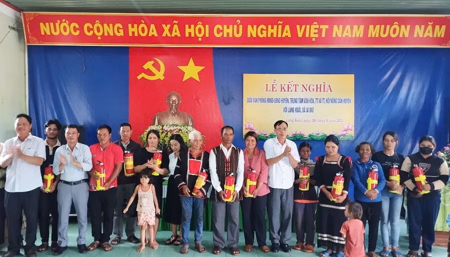 le-ket-nghia-giua-mot-so-co-quan-cua-huyen-chu-puh-voi-lang-kual-xa-ia-blu-anh-thanh-nhat.jpg