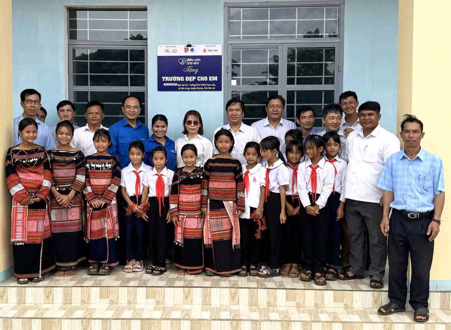 cac-em-hoc-sinh-truong-tieu-hoc-va-trung-hoc-co-so-tram-lap-xa-son-lang-huyen-kbang-vui-mung-khi-co-cac-phong-o-noi-tru-moi.jpg