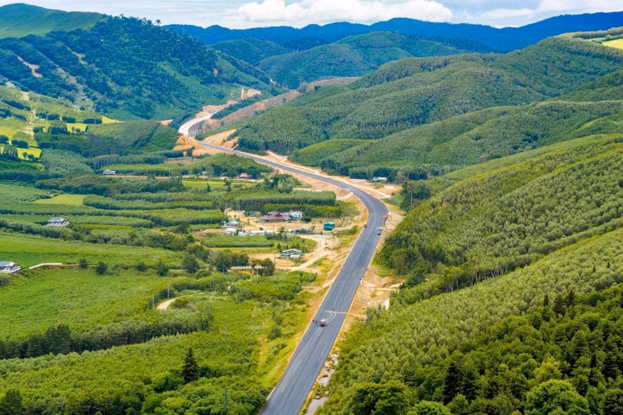Khi hoàn thành, cao tốc Khánh Hòa - Buôn Ma Thuột trở thành trục huyết mạch "nối rừng và biển". Ảnh: Chí Hùng