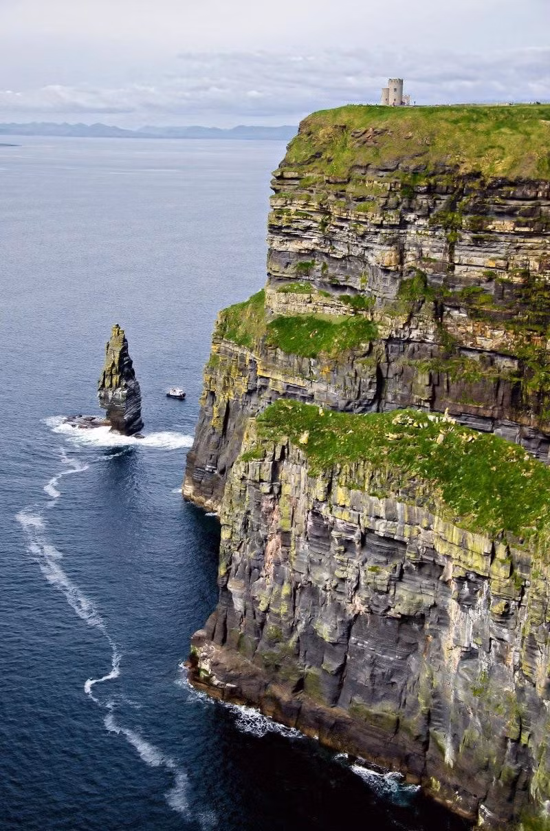 "Sẽ là tội ác" nếu không đưa Vách đá Moher vào danh sách này. Đây là cảnh tượng hùng vĩ với những tảng đá cao chót vót trên Đại Tây Dương