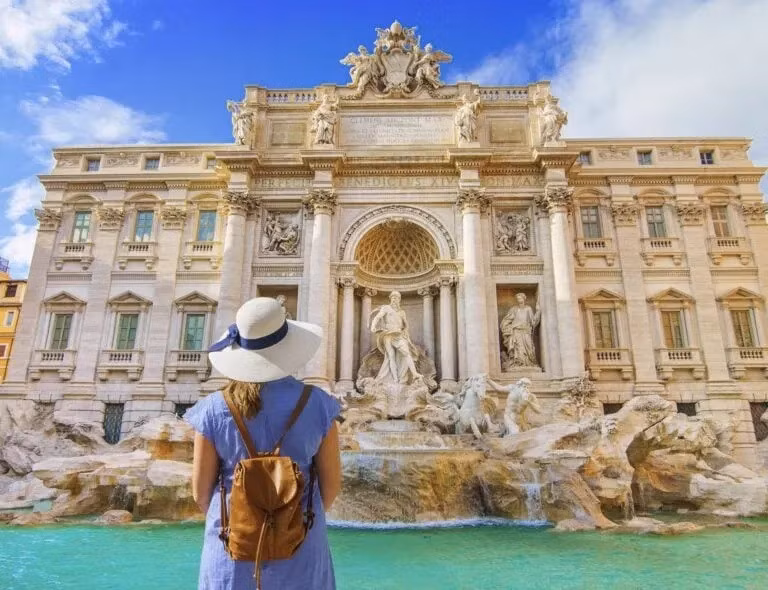 Đi bộ qua Rome giống như bước thẳng vào một cuốn sách lịch sử, với những kho báu cổ đại mới vẫn thường xuyên được khai quật. Các địa điểm cổ xưa của thành phố là huyền thoại, thu hút đám đông đến Đấu trường La Mã, Đền Pantheon và Vương cung thánh đường Thánh Peter. Nhưng Rome không chỉ có quá khứ; bối cảnh ẩm thực của thành phố này thực sự phát triển mạnh mẽ, với những nhà hàng mới thú vị xuất hiện cùng với những quán ăn vượt thời gian