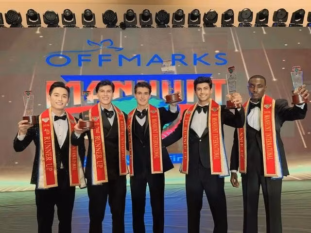Trần Tiến Dũng chụp ảnh cùng top 5 cuộc thi Manhunt International 2026