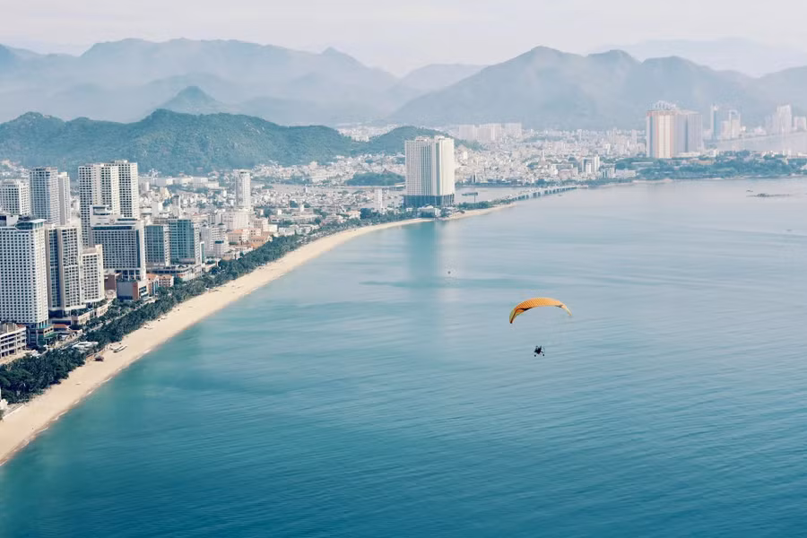 Bãi biển chạy dọc theo đô thị của Nha Trang