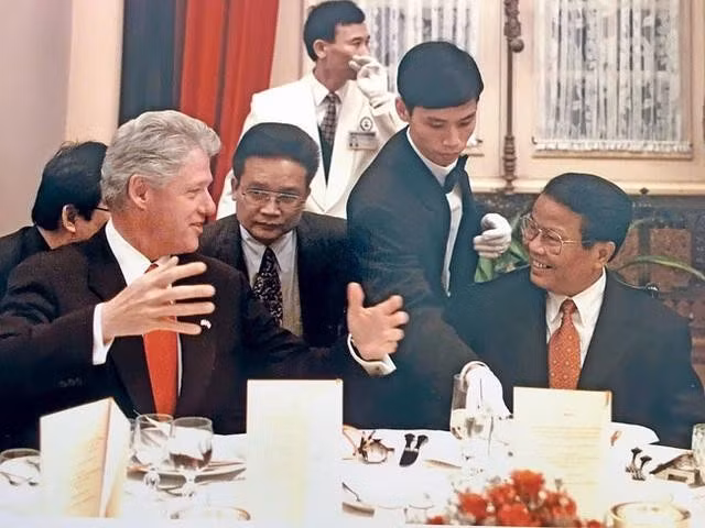 Chủ tịch nước Trần Đức Lương trao đổi với Tổng thống Bill Clinton tại tiệc chiêu đãi nhân chuyến thăm của Tổng thống Mỹ tới VN, tháng 11.2000