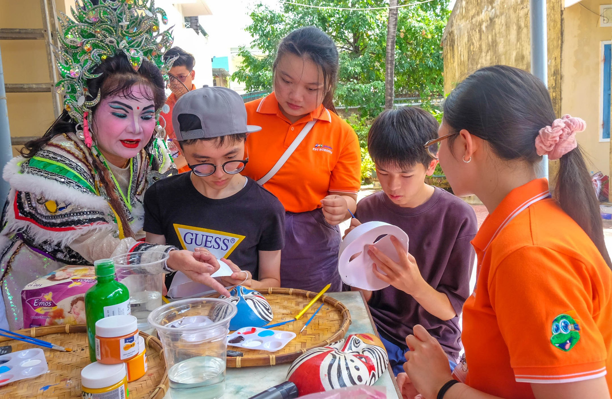 Điểm nhấn đặc biệt của chương trình là hoạt động trải nghiệm vẽ mặt nạ hát bội. Ảnh: Ngọc Nhuận dscf1575.jpg