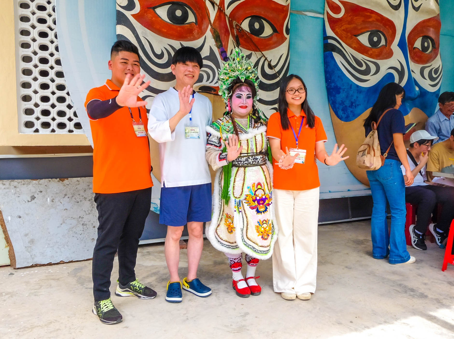 Học sinh, giáo viên Trường THPT FPT Quy Nhơn và Nhật Bản giao lưu chụp ảnh lưu niệm cùng Nghệ nhân Ưu tú Lệ Hoa. Ảnh: Ngọc Nhuận dscf1589.jpg
