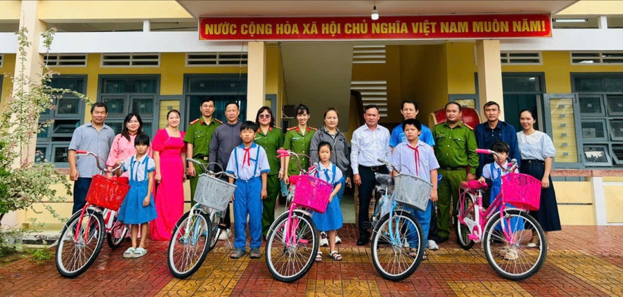 Tặng quà cho học sinh Trường Tiểu học số 2 Phước Hưng. Ảnh: ĐVCC