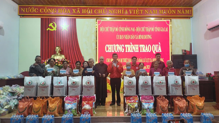 Trao quà cho người dân xã Bình Dương. Ảnh: Việt Lợi