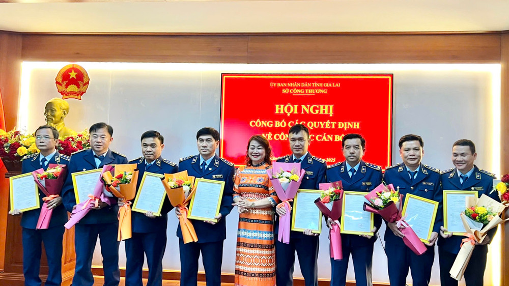 Trao quyết định bổ nhiệm 8 đồng chí giữ chức Trưởng phòng, Đội trưởng thuộc Chi cục QLTT. Ảnh: V.T truong.jpg
