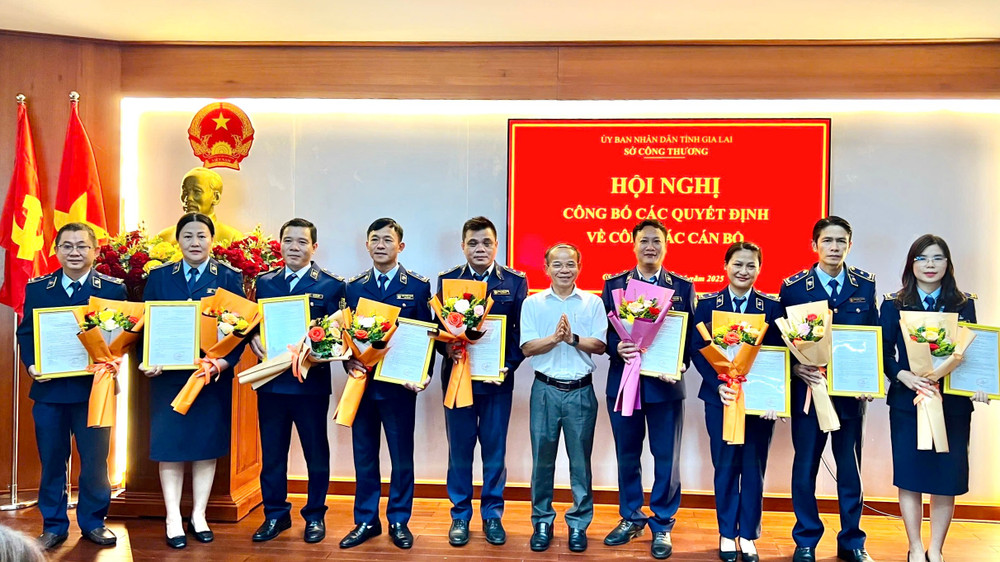 Trao quyết định bổ nhiệm 18 đồng chí giữ chức Phó Trưởng phòng, Phó Đội trưởng thuộc Chi cục QLTT. Ảnh: V.T pho-1.jpg