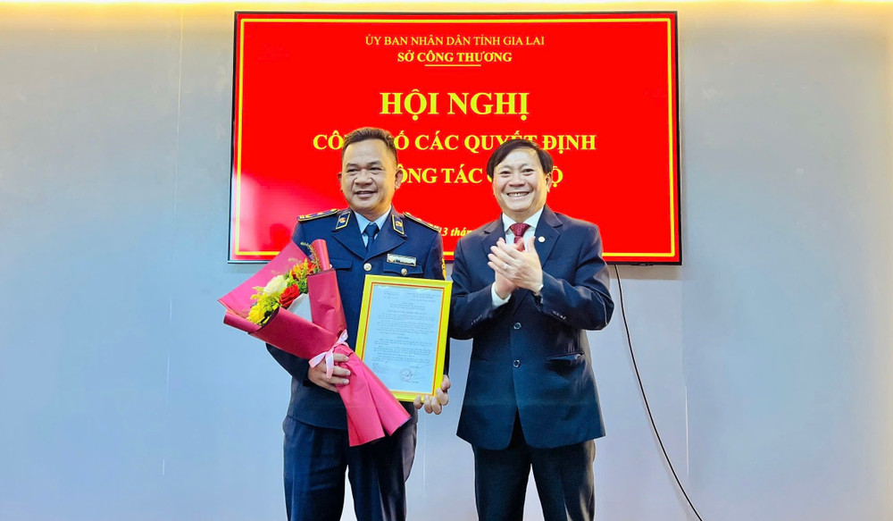 Ông Phạm Văn Binh-Giám đốc Sở Công thương Gia Lai trao quyết định bổ nhiệm chức Phó Chi cục trưởng Chi cục QLTT cho ông Đinh Văn Hà. Ảnh: V.T ha-pho.jpg