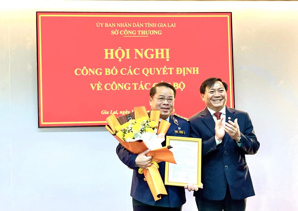 Ông Phạm Văn Binh-Giám đốc Sở Công thương Gia Lai trao quyết định bổ nhiệm chức Chi cục trưởng Chi cục QLTT cho ông Lê Hồng Hà. Ảnh: V.T ong-pham-van-binh-giam-doc-so-cong-thuong-gia-lai-trao-quyet-dinh-bo-nhiem-chuc-chi-cuc-truong-chi-cuc-qltt-cho-ong-le-hong-ha.jpg