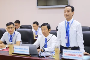 TS. Đinh Anh Tuấn, Phó Hiệu trưởng Trường Đại học Quy Nhơn, chủ trì họp báo. Ảnh: MINH HIỀN