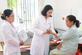 Bác sĩ Khoa Phong, Bệnh viện Phong - Da liễu Trung ương Quy Hòa kiểm tra sức khỏe cho bệnh nhân. 