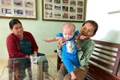Em bé được mẹ Nguyễn Thị Thủy (phụ trách nhà số 4) chăm sóc. Ảnh: ĐVCC