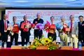 Đại diện Hội đồng họ Đặng Việt Nam tặng bảng vàng danh dự cho các cá nhân tiêu biểu. 