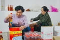 Bà Trần Thị Như Hoa đóng gói sản phẩm nước mắm. Ảnh: Thảo Khuy