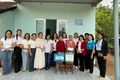 Hội Nữ doanh nhân tỉnh Bình Định cũ bàn giao mái ấm tình thương cho hội viên phụ nữ nghèo ở xã Bình Dương. Ảnh: T.K