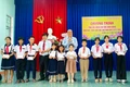 Ban tổ chức trao học bổng khuyến học cho học sinh có hoàn cảnh khó khăn. Ảnh: T.K