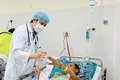 Bác sĩ CKII Nguyễn Văn Trung kiểm tra chức năng vận động của bệnh nhân.