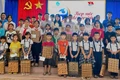Tặng 40 suất quà cho học sinh nghèo xã An Nhơn Tây