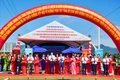 Các đại biểu cắt băng khánh thành dự án. Ảnh: T.K