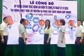 Các đại biểu thực hiện nghi thức bấm nút công bố áp dụng bệnh án điện tử tại Bệnh viện Y học cổ truyền và Phục hồi chức năng Quy Nhơn.