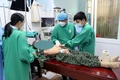 Các bác sĩ Bệnh viện Đa khoa Trung tâm Gia Lai thực hiện thủ thuật PEG cho bệnh nhân bị tai biến mạch máu não. Ảnh: ĐVCC