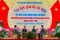 Các cán bộ, chiến sĩ tham gia tọa đàm, giao lưu tại chương trình