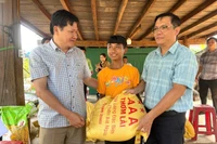 Phó Chủ tịch Thường trực HĐND tỉnh Trương Văn Đạt thăm, tặng quà cho người dân bị thiệt hại do bão số 13