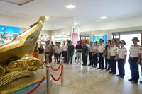 Đoàn công tác thăm nhà truyền thống đặc khu Cồn Cỏ (tỉnh Quảng Trị).